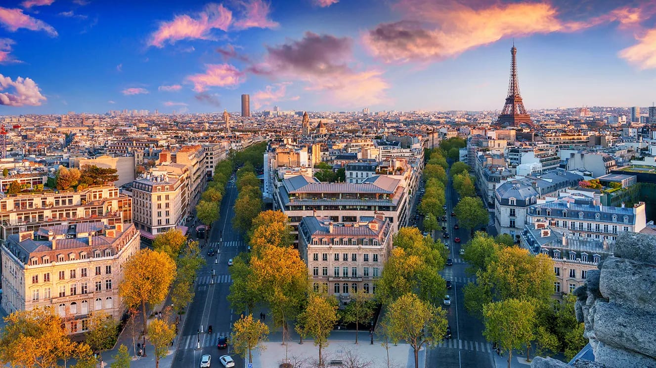 Les avenues de Paris et la tour Eiffel au coucher du soleil